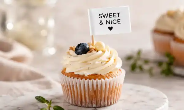 Rechteckiges Minifähnchen schwarz bedruckt auf Cupcake