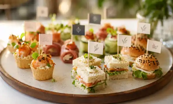 Bedruckte Minifähnchen auf Fingerfood und kleinen Sandwiches